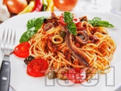 Спагети Путанеска с доматен сос, филета аншоа и каперси - снимка на рецептата
